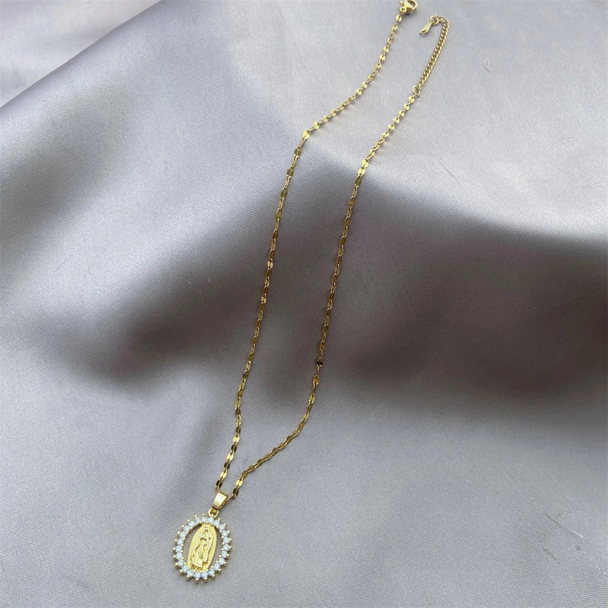 Collar Virgen Maria Proteccion Divina | Acero inoxidable + Baño en Oro ✨